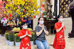 Mùng 1 Tết, người dân TP Hồ Chí Minh xuất hành đi lễ chùa cầu an