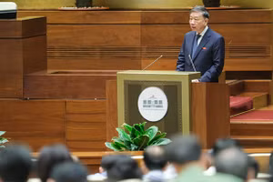 Bộ trưởng Bộ Công an Tô Lâm trình bày Tờ trình về dự thảo Nghị quyết về thí điểm mô hình tổ chức hoạt động lao động, hướng nghiệp, dạy nghề cho phạm nhân ngoài trại giam