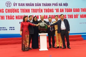 Các đại biểu thực hiện nghi thức phát động Chương trình