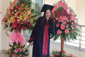 Nguyễn Châu Bảo Nhi là thủ khoa đầu ra ngành Ngôn ngữ Anh, Đại học Ngoại ngữ, Đại học Huế.