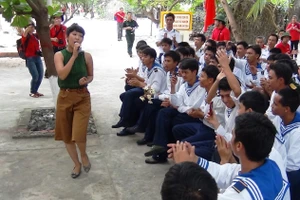 Ca sĩ Thanh Thúy hát ca khúc “Gần lắm Trường Sa” ở đảo Sơn Ca, ảnh Mai Thắng