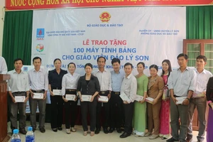 Tặng 100 máy tính bảng cho GV, trao học bổng cho HS ở huyện đảo Lý Sơn