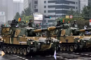 Pháo tự hành K9 Thunder 155 mm trong duyệt binh. 