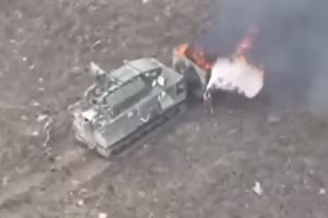 Hình ảnh Tor-M2DT bốc cháy sau khi trúng đạn. 