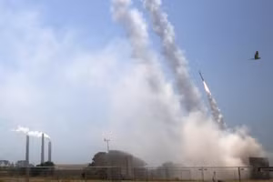 Hệ thống Iron Dome phóng đạn đánh chặn.