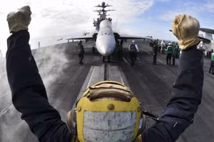 Mỹ tuyên bố biên đội tàu sân bay đã sẵn sàng cho cuộc tấn công lực lượng Houthi.