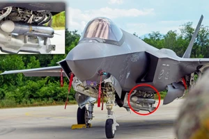 Tiêm kích F-35 mang theo tên lửa AIM-120.