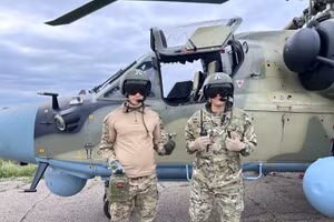 Phi công Nga đứng bên chiếc Ka-52M nâng cấp.