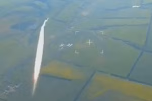 Khoảnh khắc Stinger bắn trượt mục tiêu.