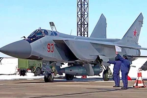 Tiêm kích MiG-31K mang theo tên lửa Kinzhal.