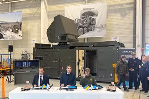 Bộ trưởng Quốc phòng Pháp và người đồng cấp Ukraine bên cạnh hệ thống radar GM200 của SAMP/T.