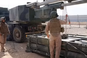 Hệ thống HIMARS được sử dụng để phóng ATACMS.