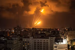 Hệ thống Iron Dome phóng mưa tên lửa đánh chặn. 