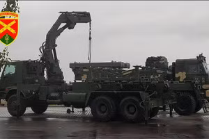 Ukraine triển khai chiến đấu hệ thống MBRL do Rokestan sản xuất được tích hợp trên khung gầm xe Kamaz của Nga.