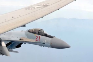 Tiêm kích Su-35 trong một lần áp sát máy bay Mỹ.