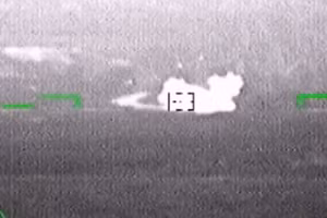 Xe bọc thép bị Vikhr-1 đánh trúng.