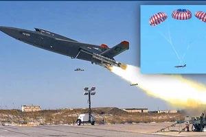 XQ-58A Valkyrie rời bệ phóng bằng tên lửa đẩy.