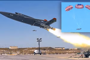 XQ-58A Valkyrie rời bệ phóng bằng tên lửa đẩy.