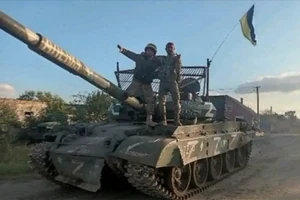 Tăng T-62M bị binh sĩ Ukraine thu.