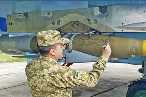 Trung tướng Mykola Oleshchuk, chỉ huy Lực lượng Không quân Ukraine viết lên quả bom JDAM-ER.