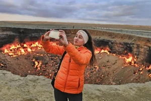 "Cổng địa ngục" ở sa mạc Karakum, Turkmenistan. 