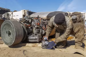 Binh sĩ Mỹ sửa chữa tăng Abrams.