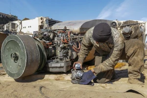 Binh sĩ Mỹ sửa chữa tăng Abrams.