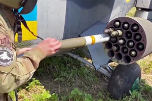 Binh sĩ Ukraine nạp rocket Hydra vào pod M261.