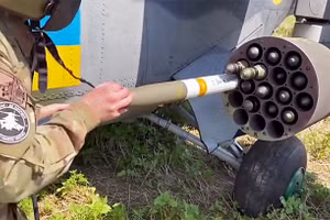 Binh sĩ Ukraine nạp rocket Hydra vào pod M261.