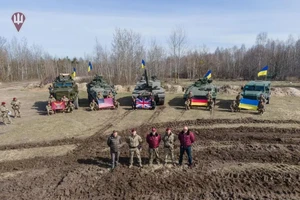 Ukraine tiếp nhận Challenger 2 và xe thiết giáp từ phương Tây.