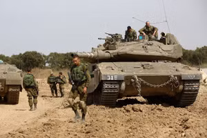 Lực lượng xe tăng Israel chuẩn bị cho cuộc tấn công lớn vào Gaza.