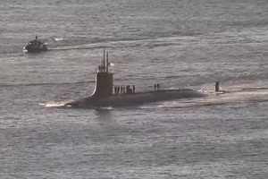 USS Connecticut biến dạng phần mũi sau vụ đâm va.