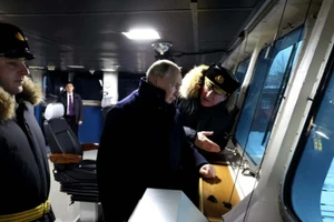 Tổng thống Putin tham quan phòng điều khiển chiến hạm Đô đốc Kasatonov hôm 11/12.