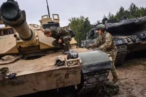 Xe tăng Abrams và Leopard 2.