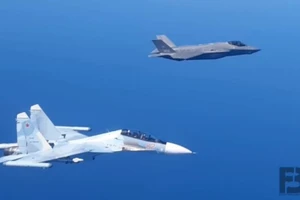 F-35 và tiêm kích Nga trong một lần áp sát nhau.