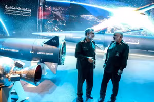 Iran ra mắt tên lửa siêu thanh Fattah.