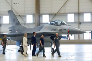 Tổng thống Ukraine Volodymyr Zelenskiy bên chiếc F-16 tại căn cứ Eindhoven, Hà Lan.