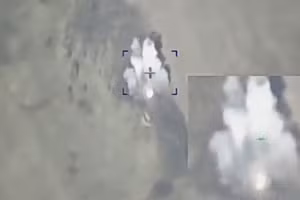 Pháo M109 155mm nổ tung khi bị đạn pháo Nga đánh trúng.