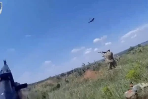UAV Nga hoạt động ngay bên trên binh sĩ Ukraine.