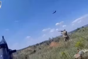 UAV Nga hoạt động ngay bên trên binh sĩ Ukraine.