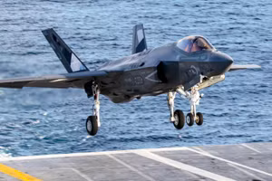Tiêm kích hạm F-35C.