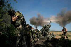 Pháo binh Ukraine dùng lựu pháo M777 tấn công lực lượng Nga.