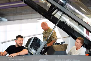 Tổng thống Ukraine Zelensky trên khoang lái tiêm kích F-16.