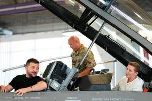 Tổng thống Ukraine Zelensky trên khoang lái tiêm kích F-16.