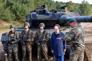 Thủ tướng Đức Olaf Scholz thăm đơn vị tăng Leopard 2.