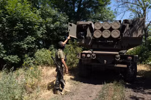 Lính Ukraine vận hành hệ thống HIMARS.