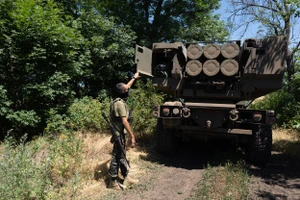 Lính Ukraine vận hành hệ thống HIMARS.