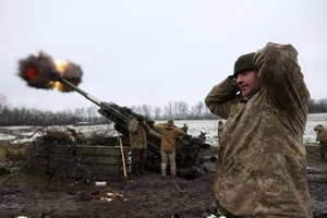 Pháo binh Ukraine tấn công lực lượng Nga.