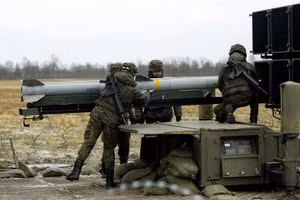 Nạp đạn tên lửa cho NASAMS.