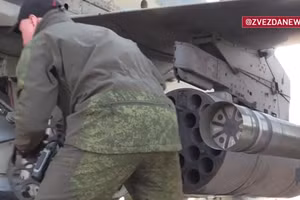 Nạp vũ khí cho Ka-52 Alligator.